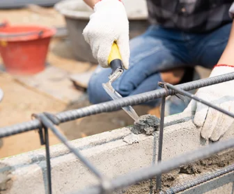 Mitarbeiter spachtelt die Wand